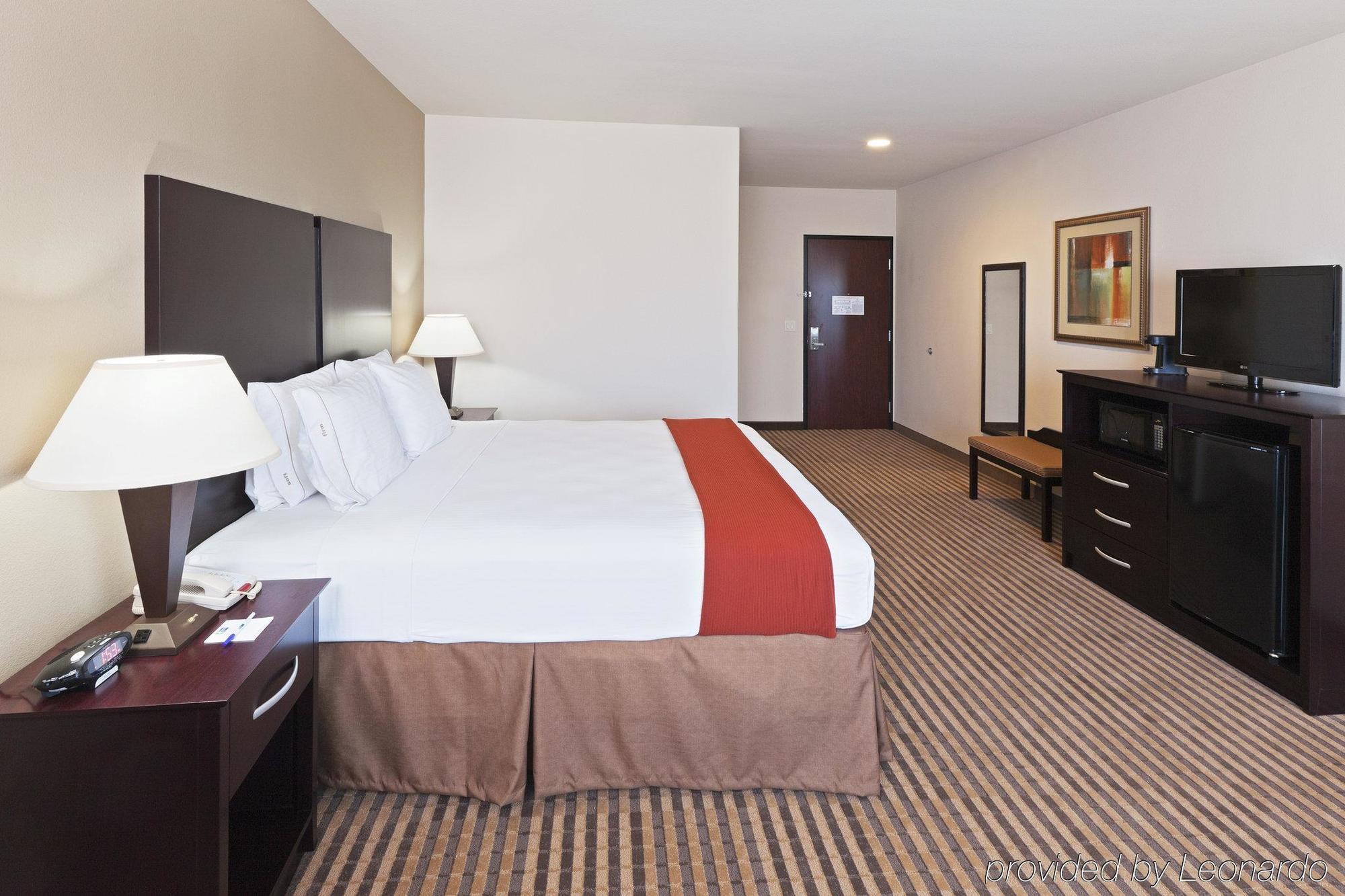 Holiday Inn Express & Suites Brady By Ihg Pokoj fotografie