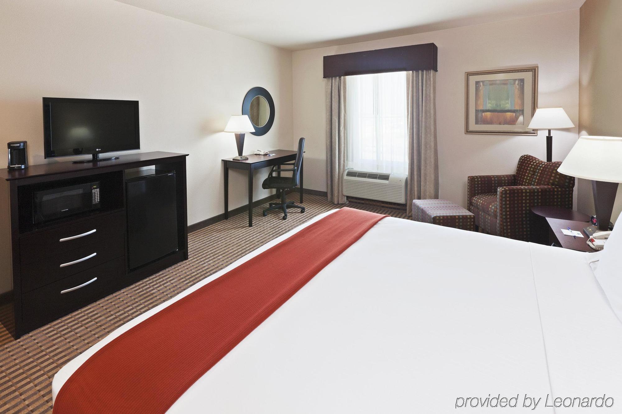 Holiday Inn Express & Suites Brady By Ihg Pokoj fotografie